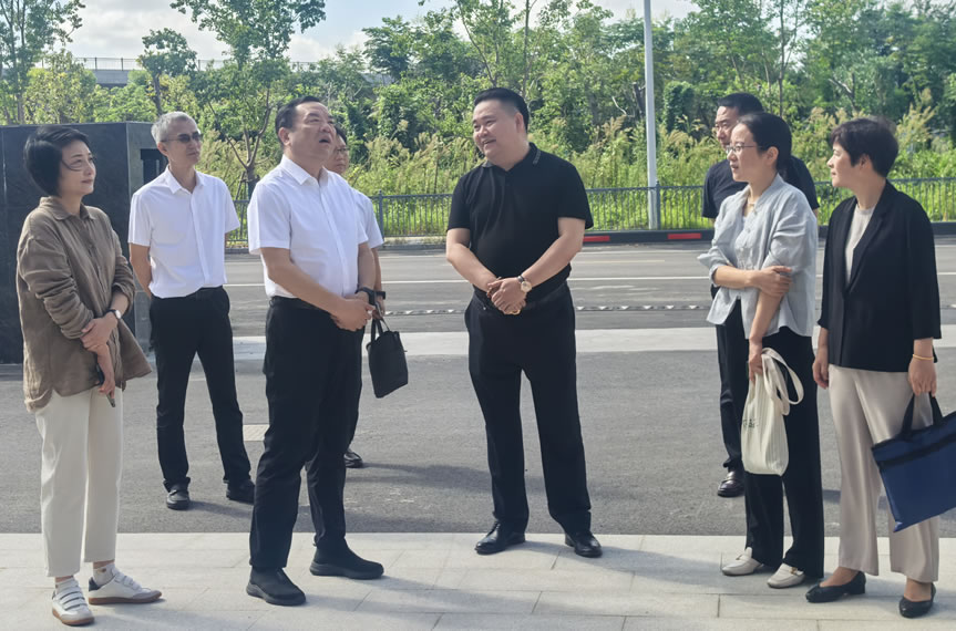 松江區政協(xié)主席劉其龍親訪(fǎng)赫立元吉總部大樓                 共繪未來(lái)科技藍圖