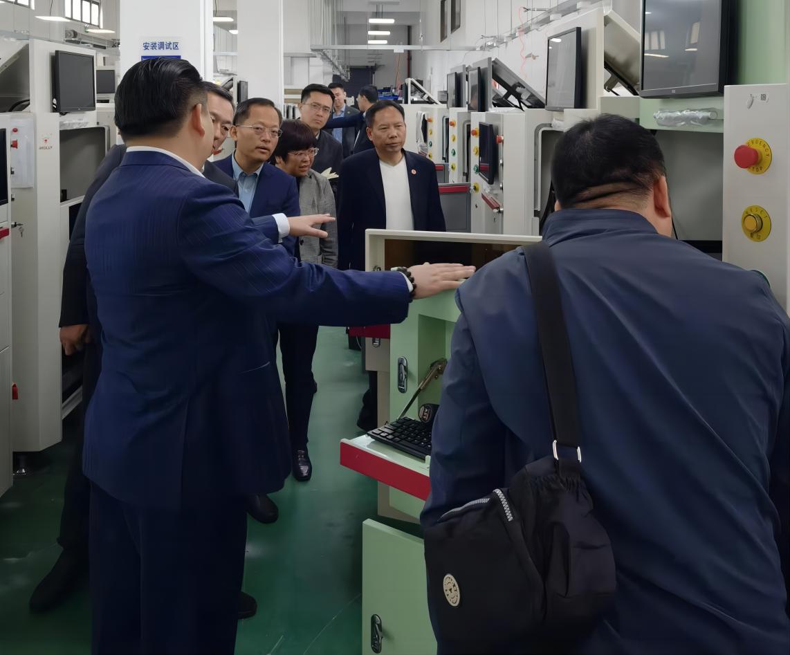 青島城陽(yáng)區領(lǐng)導及山大校友參訪(fǎng)赫立交流指導工作(圖1)